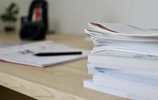 Một người đàn ông đang xem sách bài tập