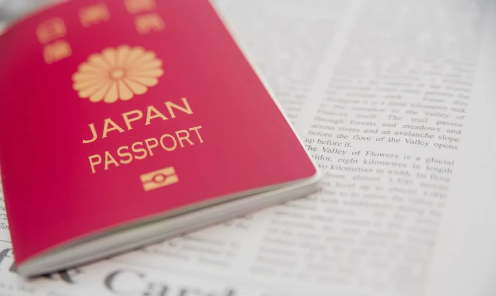 Hình ảnh một nhóm người trẻ đang đi du lịch