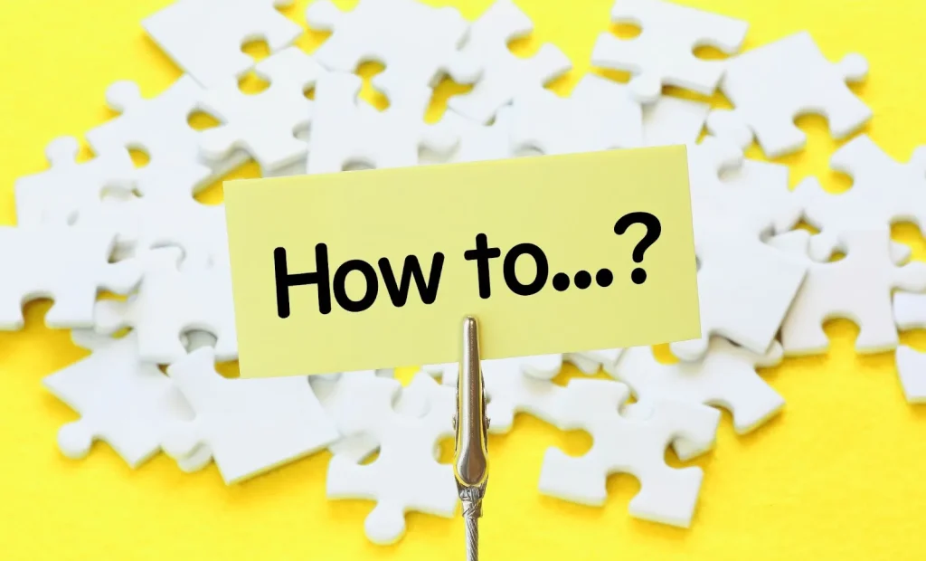 Một người đàn ông đang xem hồ sơ