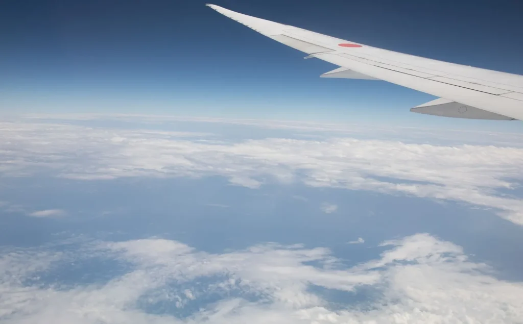 Hình ảnh một cặp đôi đang xem tàu điện