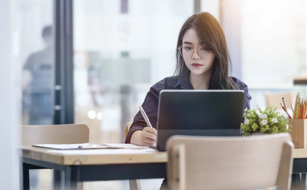 Một người đang tìm kiếm thông tin về cơ hội thực tập trên máy tính xách tay.