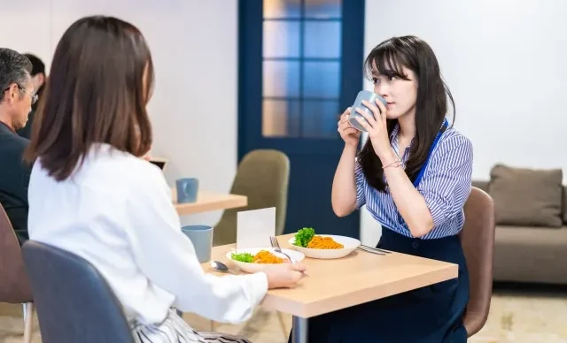 Một người đàn ông đang thư giãn ở nơi làm việc