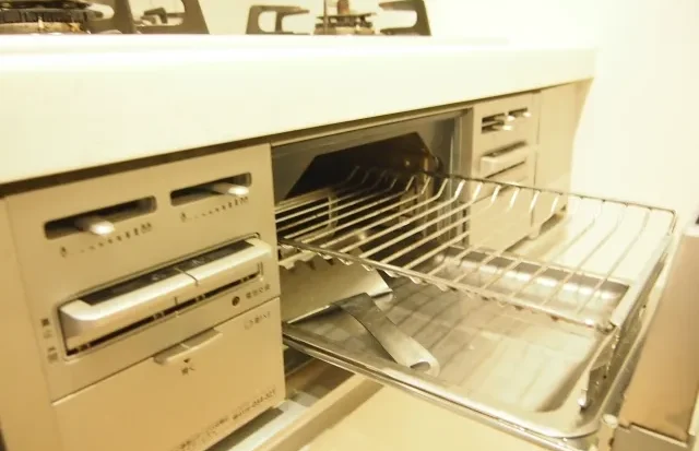 Một lò nướng cá được lắp đặt trong bếp