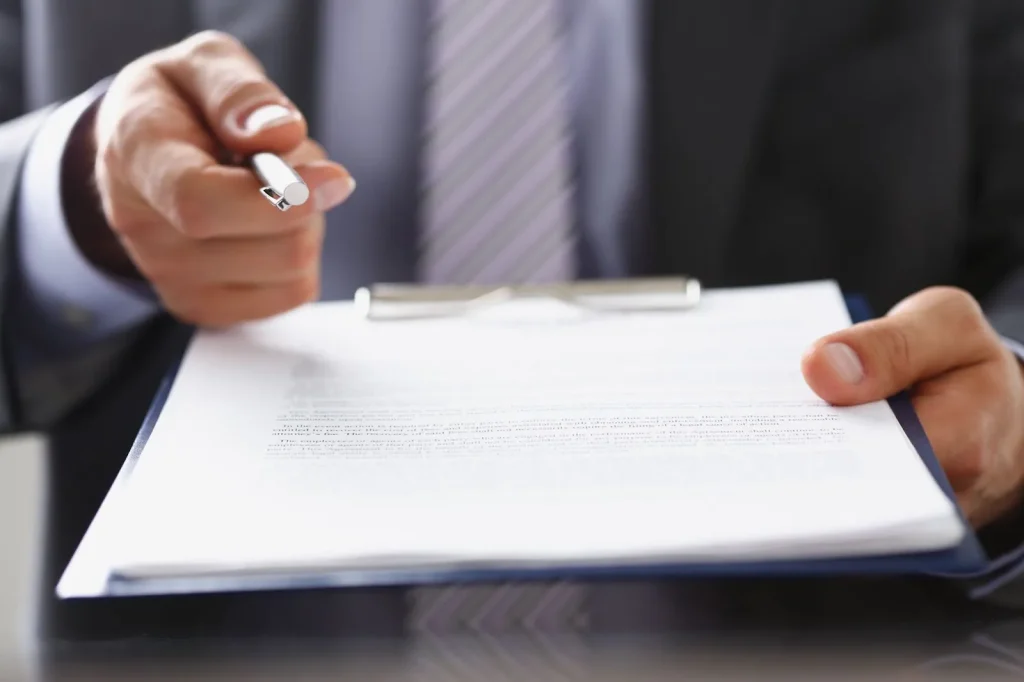 Một người đàn ông đang xem hồ sơ