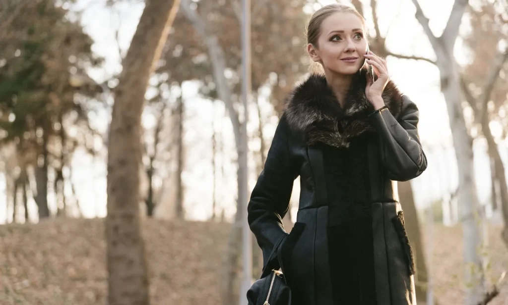 Một người đàn ông đang xem hồ sơ