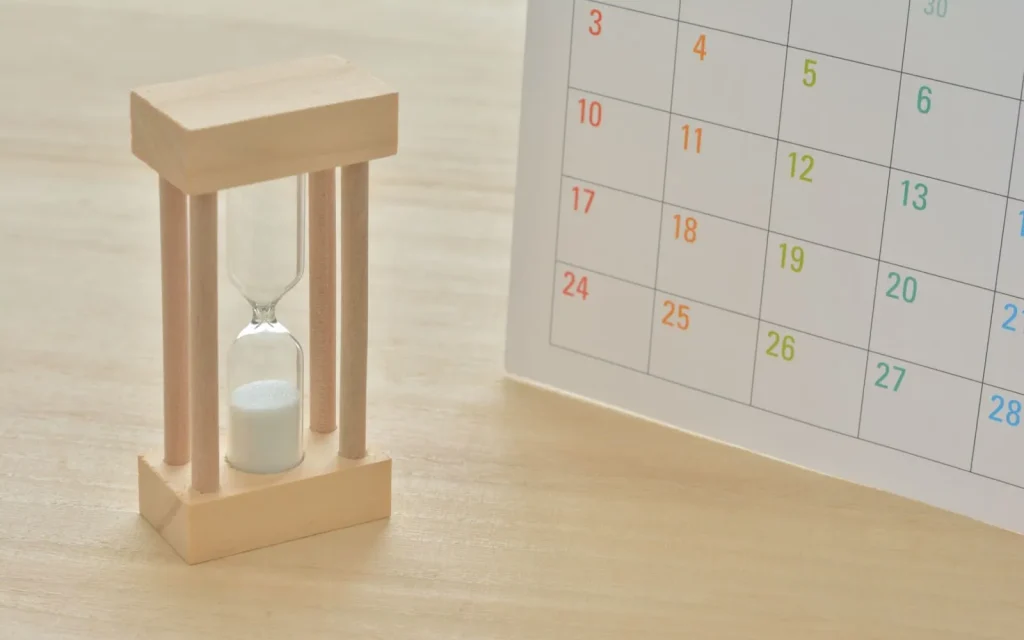 Một người đàn ông đang xem đồng hồ