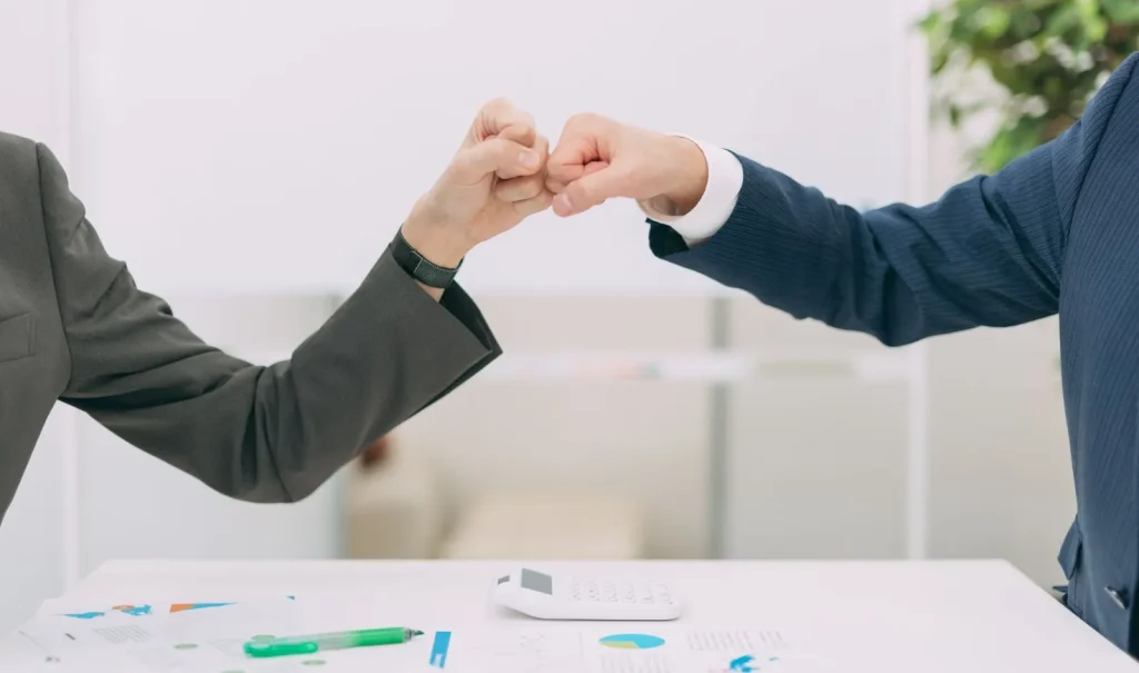 Một người đàn ông đang xem máy tính xách tay