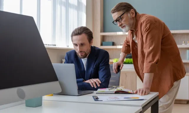 Một người đàn ông đang xem hồ sơ công ty