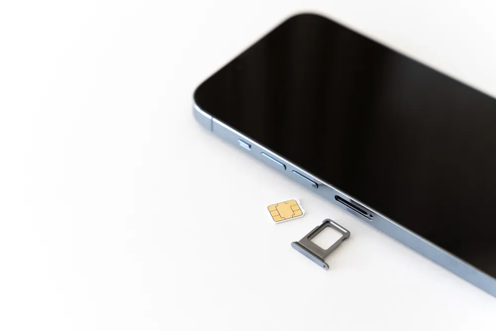 SIM Card được lấy ra khỏi điện thoại thông minh