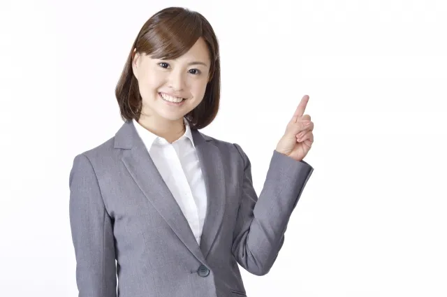 Một người đàn ông đang xem hồ sơ