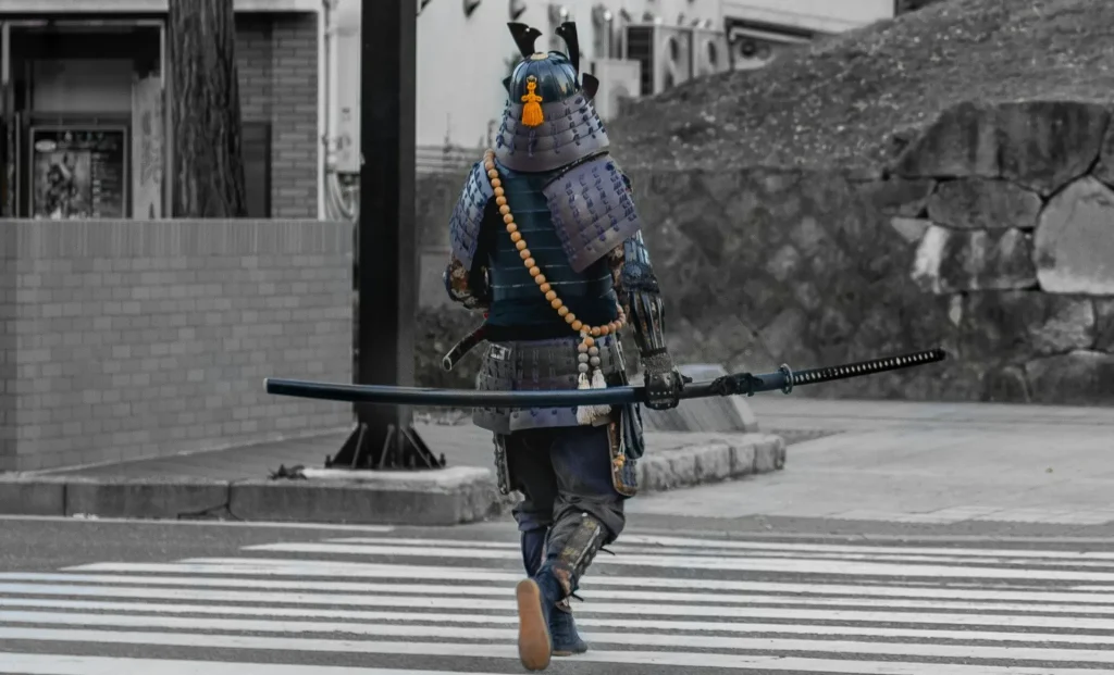 Một người đàn ông mặc áo giáp Samurai