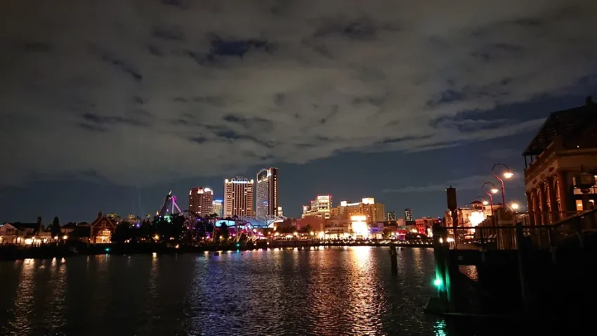 Một tòa nhà khách sạn gần USJ