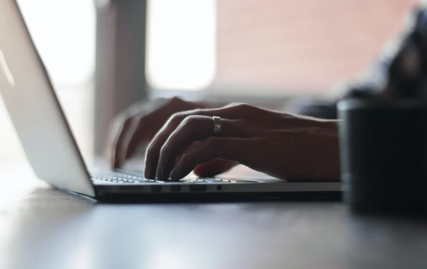 Một người đàn ông đang sử dụng Pocket Wi-Fi và máy tính bảng