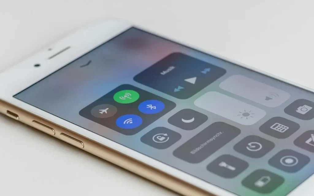 Một phụ nữ đang sử dụng Pocket Wi-Fi