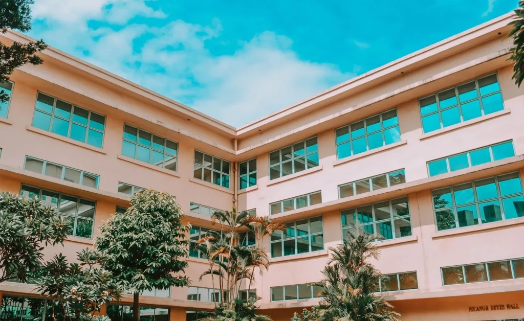 Một người đàn ông đang xem đồng hồ