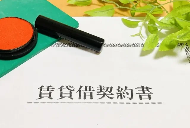 Một người đàn ông đang xem hợp đồng thuê nhà