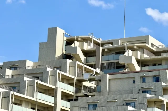 Một người đàn ông đang bối rối trước chi phí thuê nhà