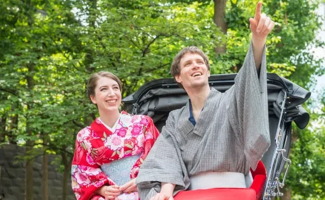 Một cô gái đang chọn Kimono