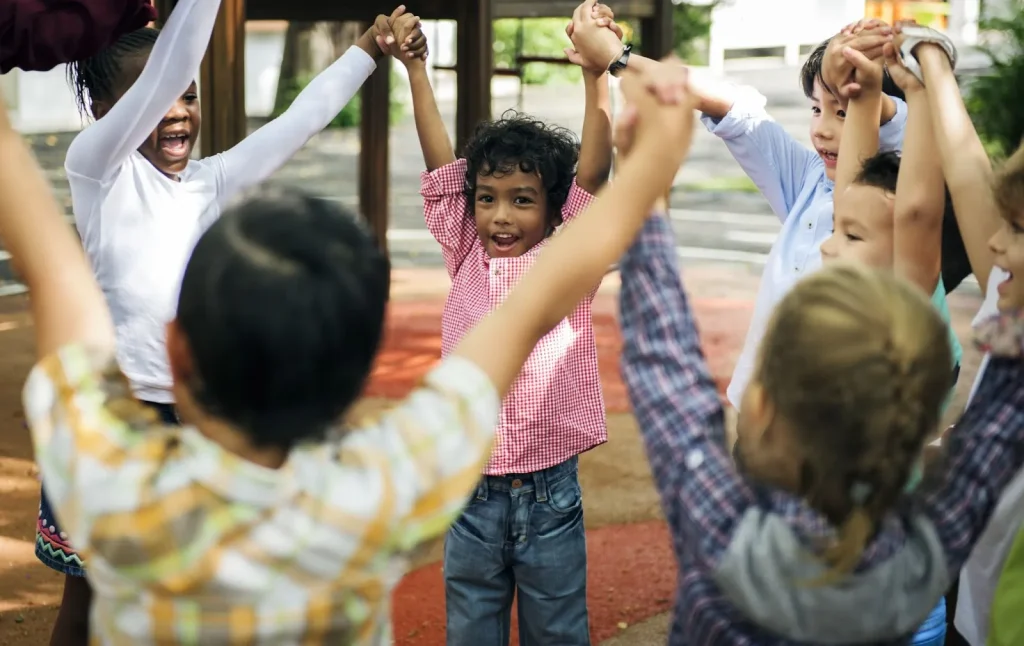 Trẻ em đang chơi trong trường mẫu giáo