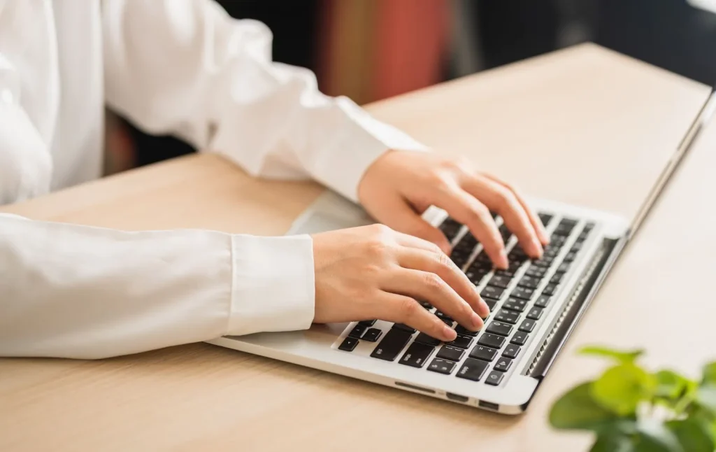 Một người đàn ông đang xem thông tin việc làm trên máy tính