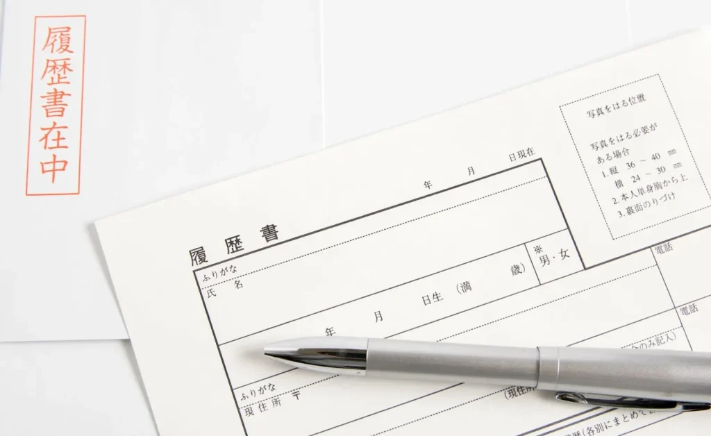 Một người đàn ông đang phỏng vấn