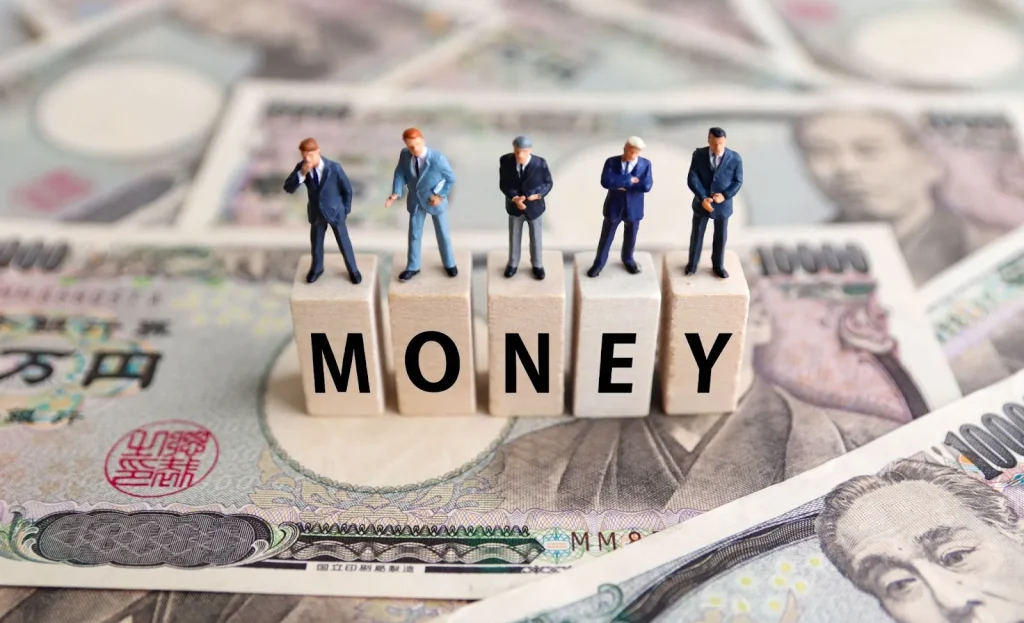 Hình ảnh một người đang xem tiền