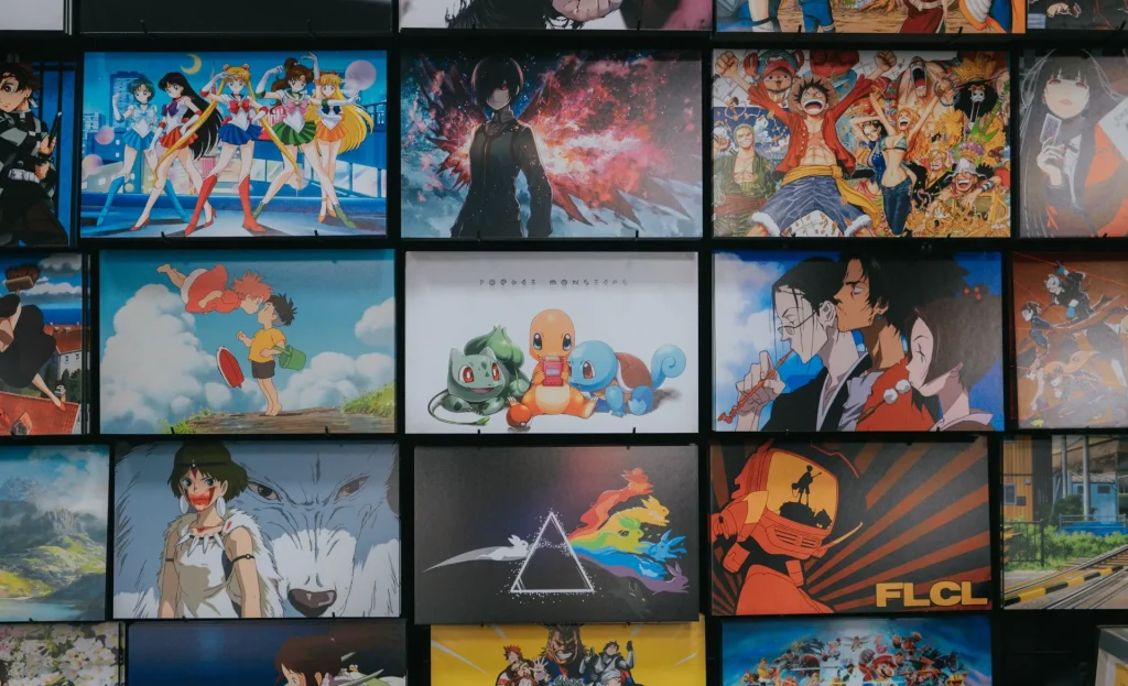 Một người đàn ông đang xem anime trên máy tính