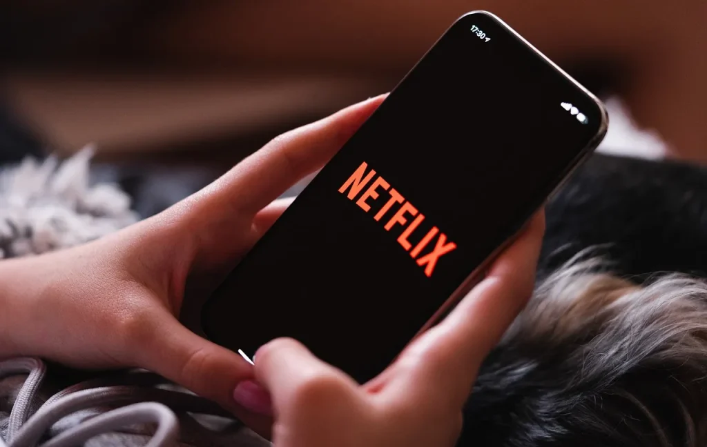 Một người phụ nữ đang xem video trên máy tính