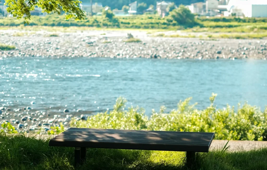 Một người phụ nữ đang ngắm núi Phú Sĩ