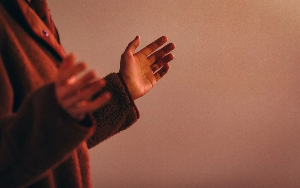 Hình ảnh một người đàn ông đang khen ngợi