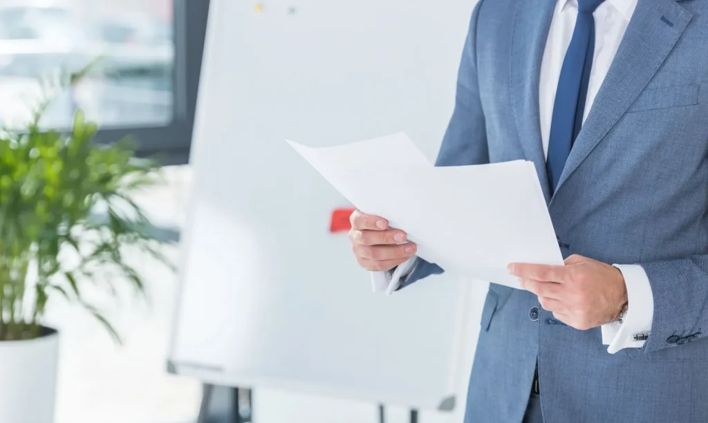 Một người đàn ông đang trình bày hồ sơ