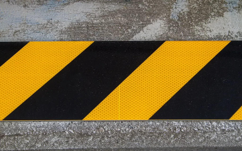 Một người đàn ông đang xem đồng hồ