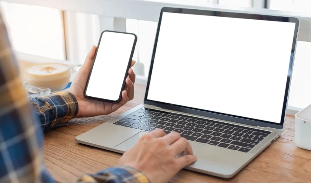 Một người đàn ông đang nhập thông tin