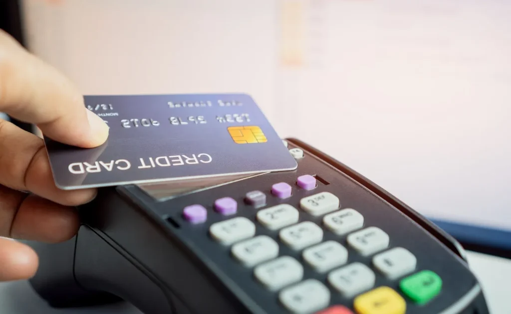 Một người đàn ông đang xem thẻ tín dụng