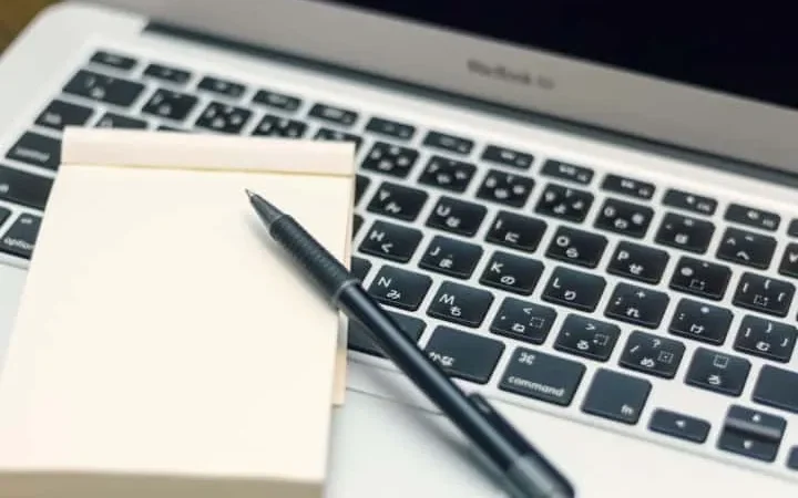 Một người đàn ông đang xem thông tin tuyển dụng