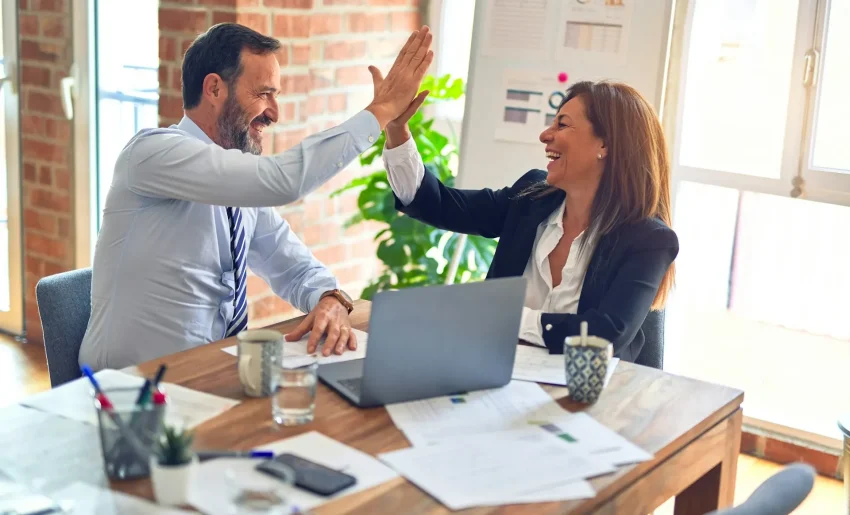 Một nhóm người trẻ đa quốc tịch đang làm việc nhóm