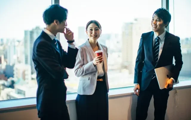 Một nhóm người trẻ đa quốc tịch đang làm việc