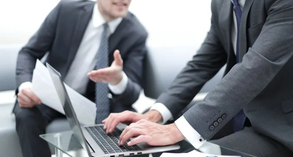 Senpai đang hướng dẫn Kōhai