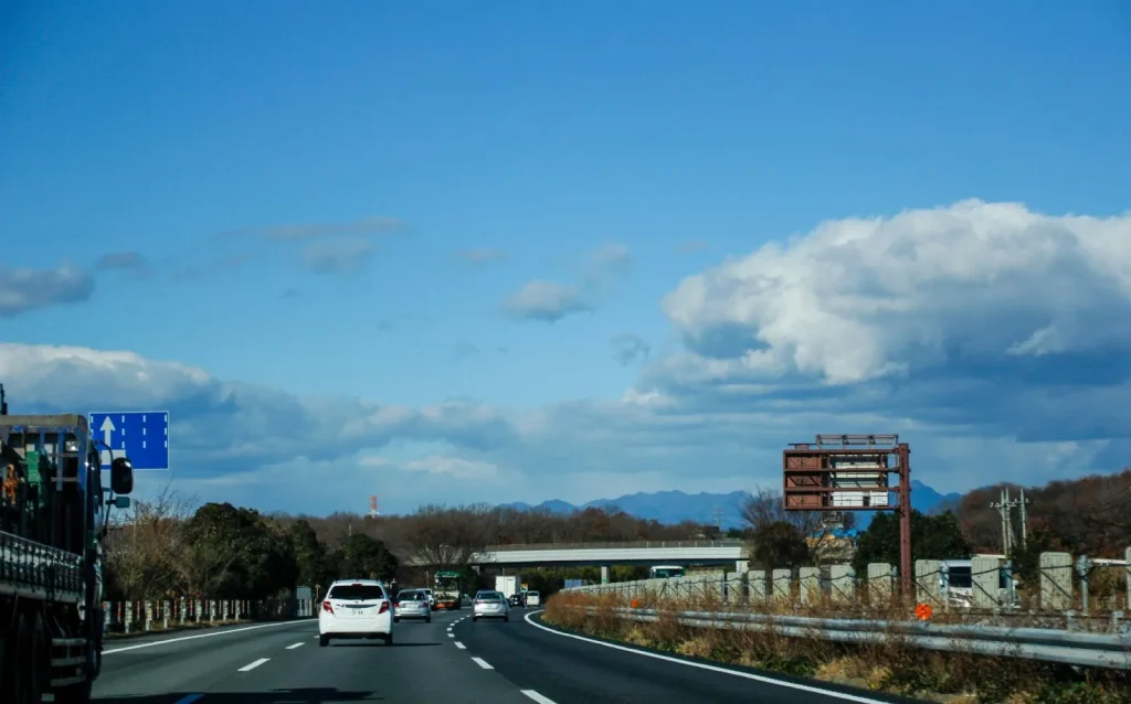 Một người đàn ông đang lái xe