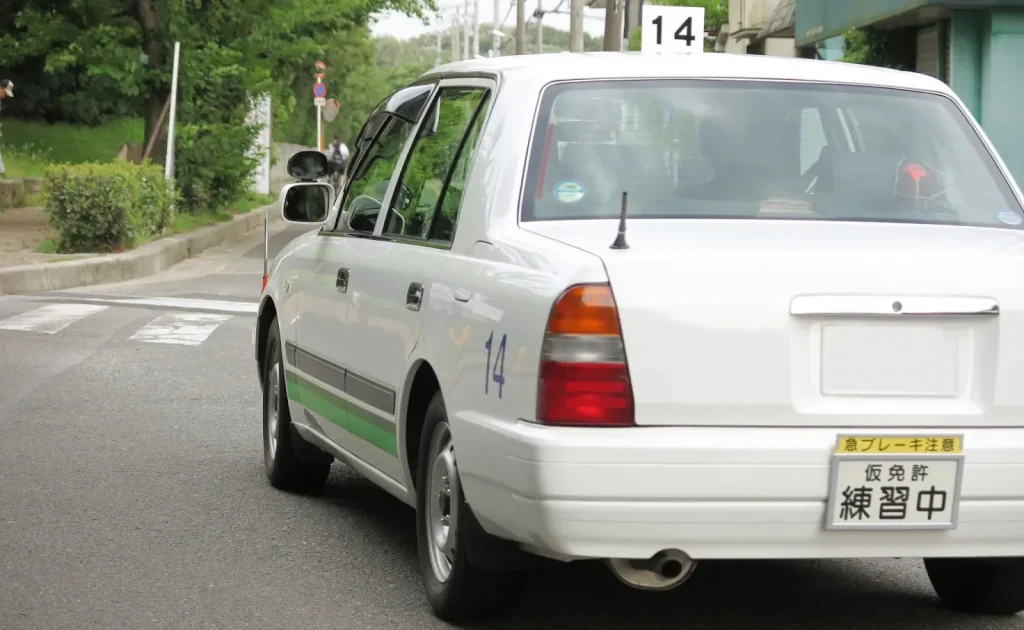 Hình ảnh một người đang lái xe trong trường dạy lái xe