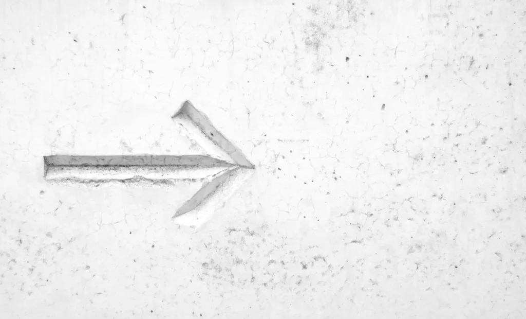 Một người đàn ông đang xem hồ sơ