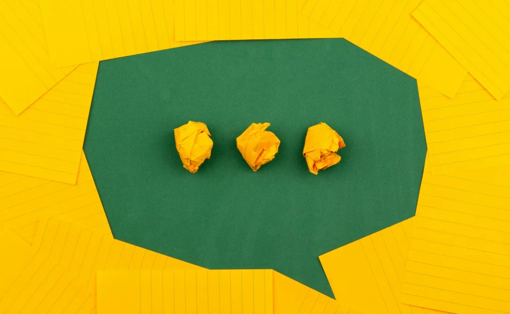 Một người đàn ông đang xem email