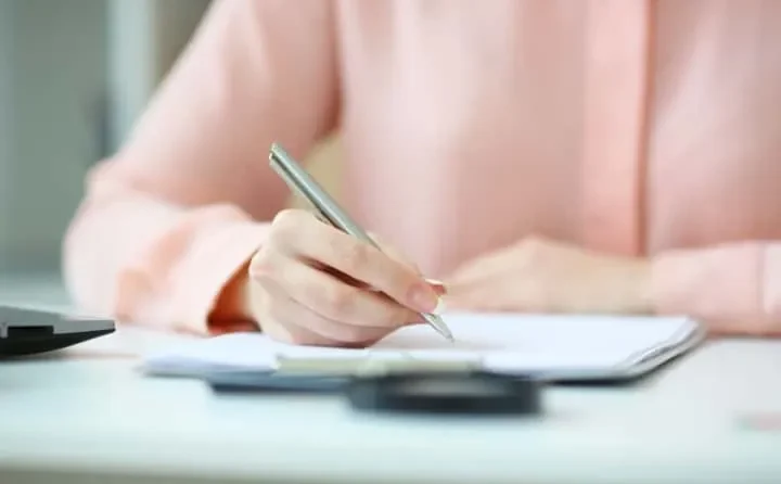 Một người đàn ông đang xem tài liệu visa