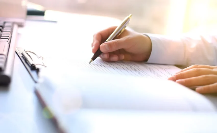 Một người đàn ông đang xem hồ sơ Ringisho