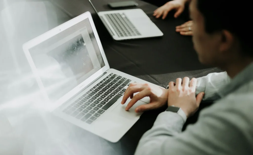 Một người đàn ông đang viết hồ sơ