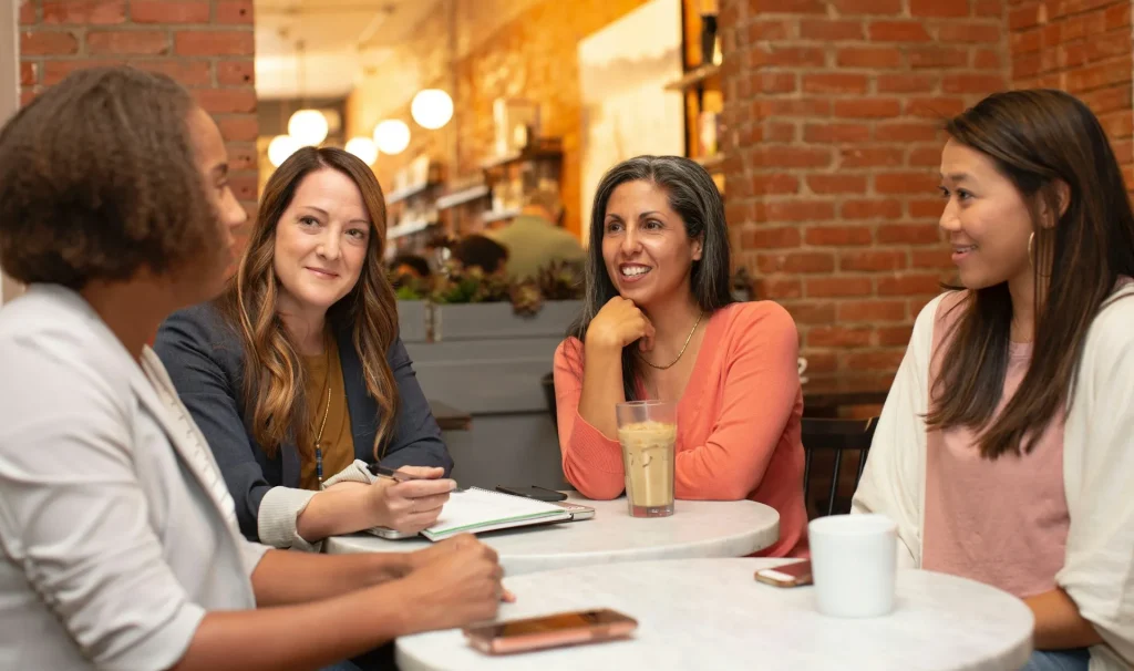 Một cô gái đang học tiếng Nhật với sách và máy tính