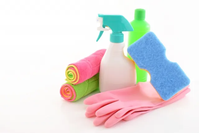 Một người đàn ông đang xem điện thoại thông minh