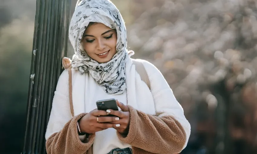 Hình ảnh một người phụ nữ đang xem điện thoại