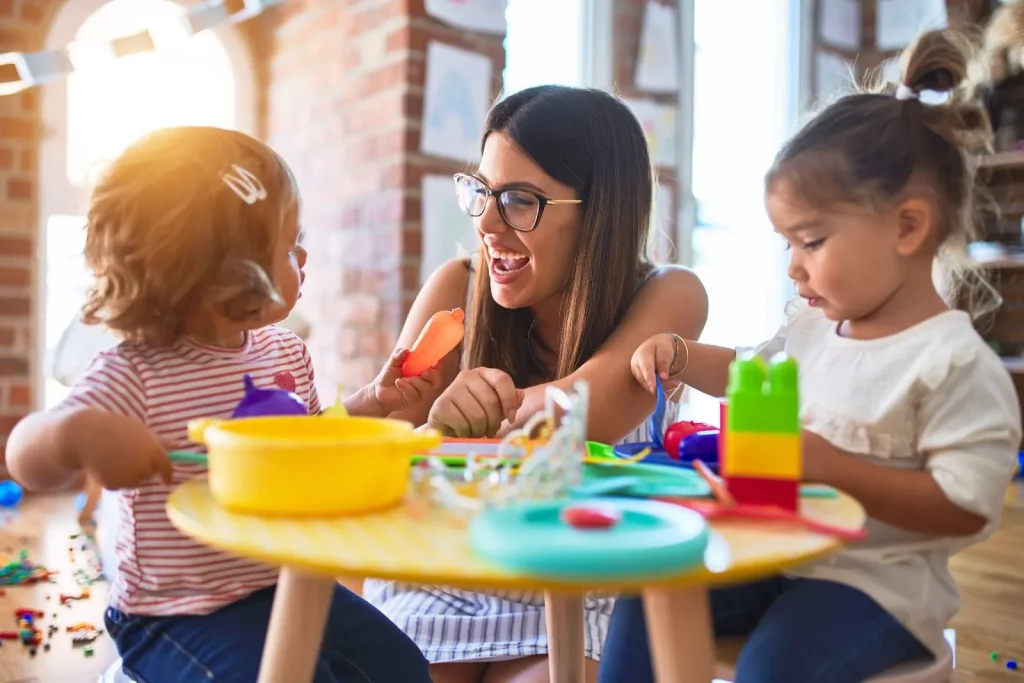 Trẻ em đang vui chơi trong trường mẫu giáo quốc tế