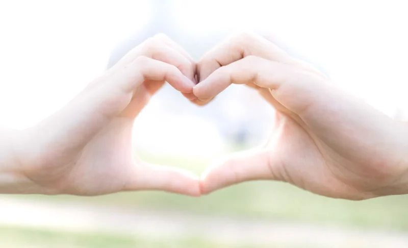 Một cô gái đang thổ lộ tình cảm